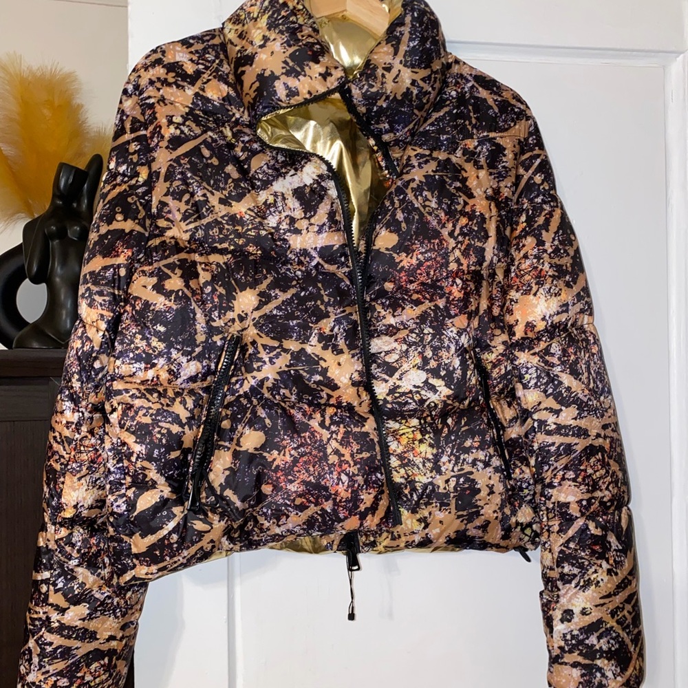 Steve Madden Abstract Splatter Print Cropped Puffer Jacket – Reversible